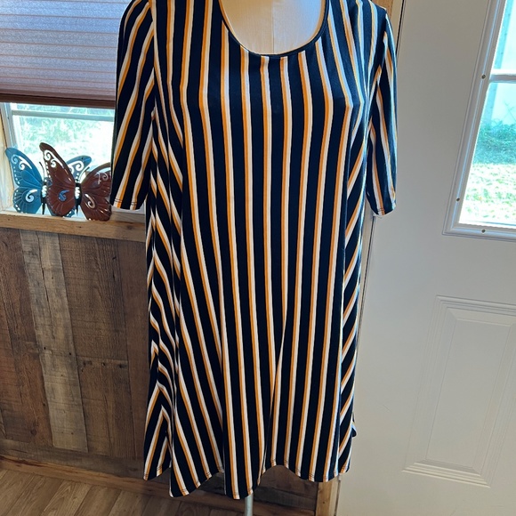WOMENS LADIES SIZE 1X GOLD WHITE AND BLACK VERTICAL STRIPPED DRESS - Picture 2 of 7